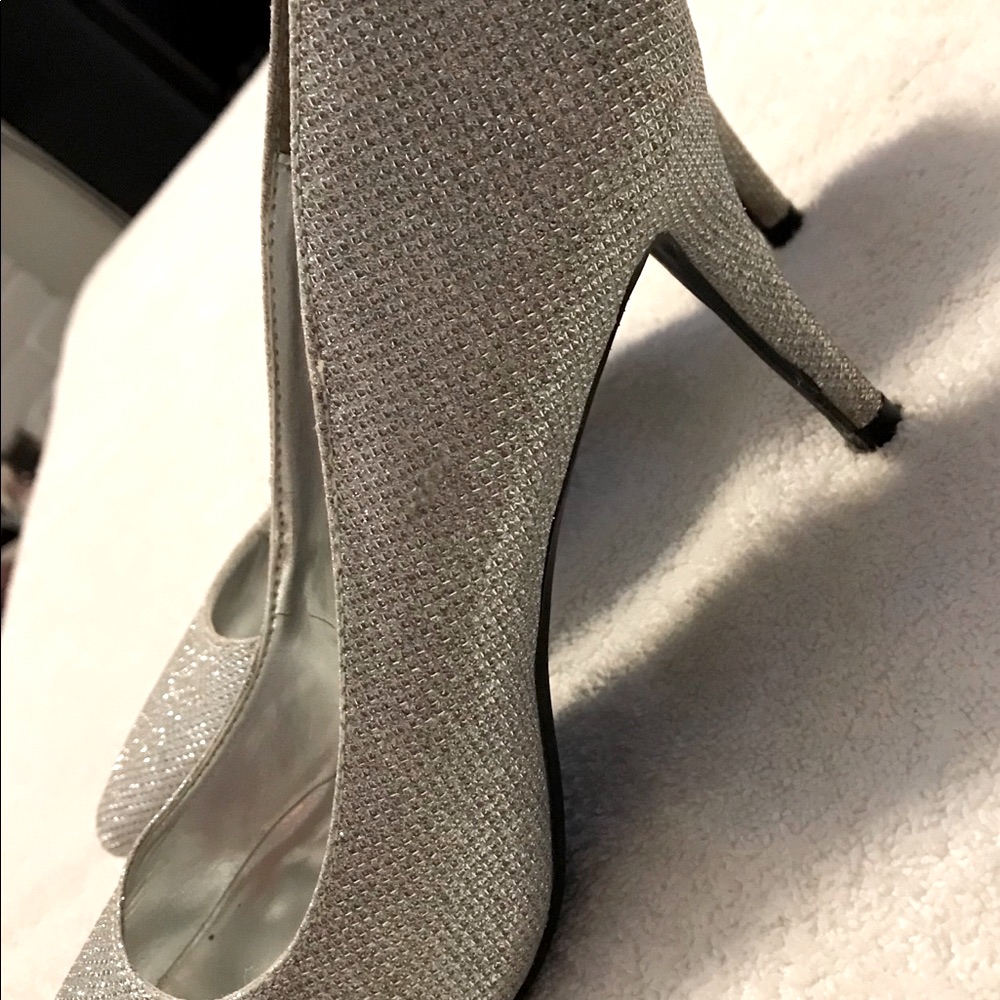 Almost Brand New Sparkly Silver Heels By 143 Girl  Box 54